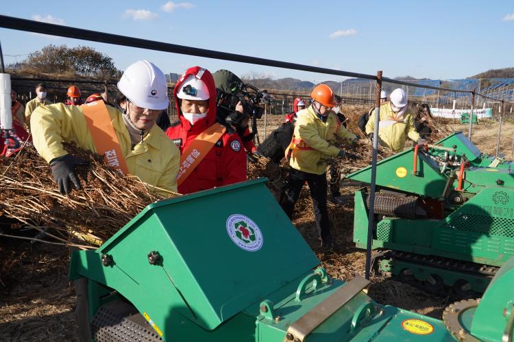 김인호 산림청장, 영농부산물 파쇄 현장 지원